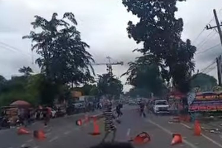 Kericuhan terjadi saat pelantikan pengurus DPC Gerakan Rakyat Indonesia Bersatu (GRIB) Jaya di Jalan Gatot Subroto, Kecamatan Medan Sunggal, Kota Medan pada Minggu (13/10/2024). 