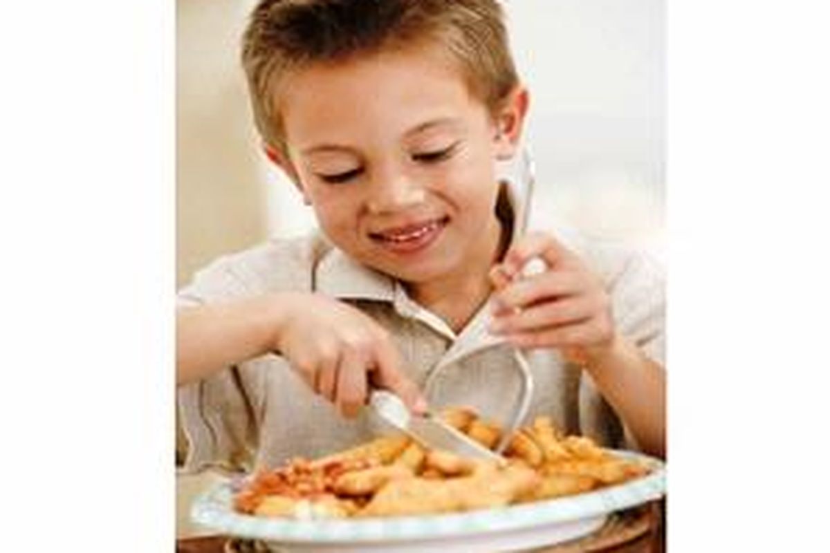 Olah ikan dengan kentang goreng dan sayuran.