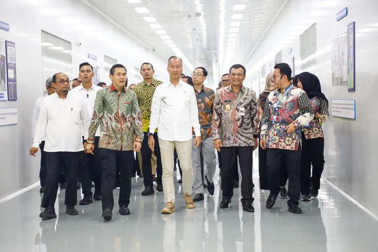 Gubernur Jateng Ahmad Luthfi dan Menperin Agus Gumiwang saat menghadiri pembukaan pabrik panel surya PT Trina Mas Agra Indonesia (TMAI) di Kawasan Industri Kendal (KIK), Kamis (19/6/2025).