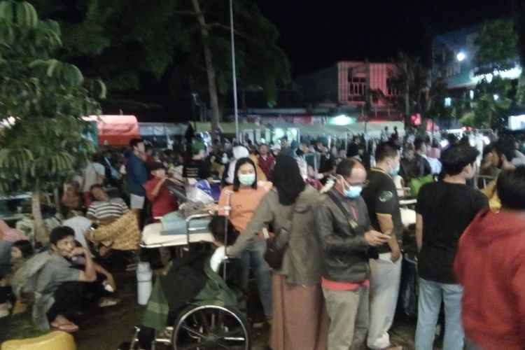 Jalan Prabu Gajah Agung Sumedang, depan RSUD Sumedang berubah fungsi menjadi tempat perawatan sementara ratusan pasien setelah tiga kali gempa mengguncang wilayah Sumedang, Minggu (31/12/2024).