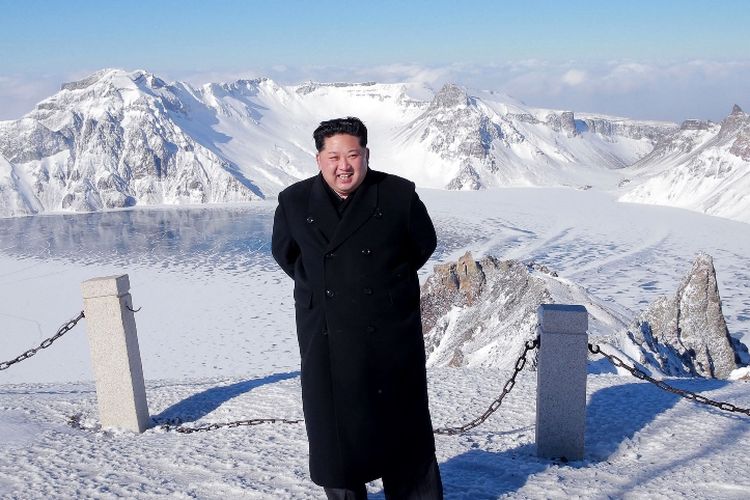 Pemimpin Korea Utara, Kim Jong Un, mengunjungi Gunung Paektu di Provinsi Ryanggang. Gunung itu dijadikan tempat suci bagi rakyat Korea Utara.