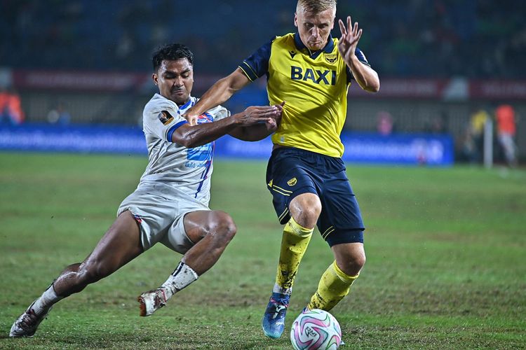 Aksi Asnawi Mangkualam (kiri) dalam laga final Piala Presiden 2025 antara Oxford United vs Port FC pada Minggu (13/7/2025) di Stadion Si Jalak Harupat, Soreang, Kabupaten Bandung. 