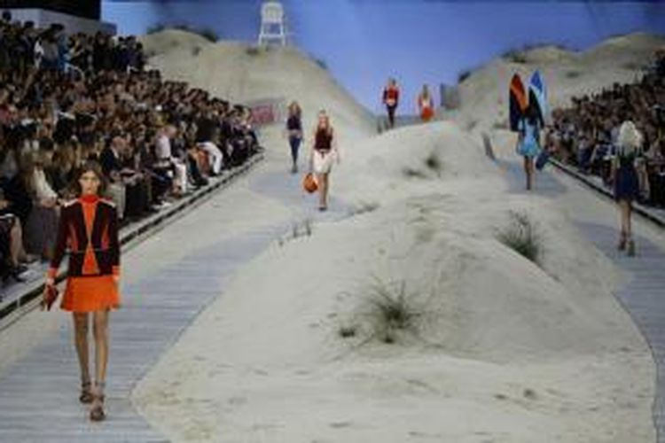 Para model memeragakan koleksi Spring/Summer 2014 dari perancang fashion Tommy Hilfiger dalam New York Fashion Week yang digelar di New York City, AS, pada 9 September 2013 waktu setempat. 