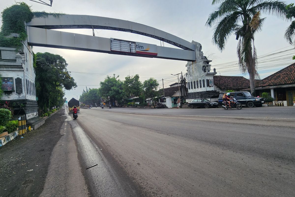 Minim perawatan kondisi gapura selamat datang Kota Pasuruan kondisinya kusam dan penuh rerumputan tumbuh lebat, Selasa (28/01/2025) 