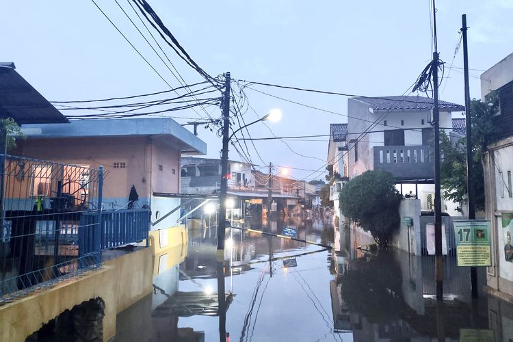 Kompleks dosen IKIP Jalan Caman Raya, Kelurahan Jatikramat, Jatiasih, dilanda banjir karena intensitas hujan yang cukup tinggi, Kamis (4/1/2024) sore.