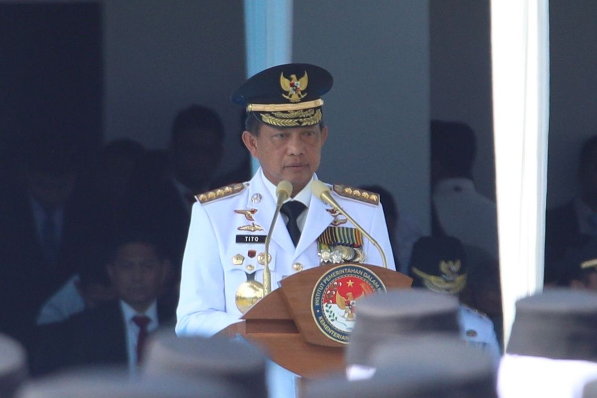 Menteri Dalam Negeri (Mendagri) Muhammad Tito Karnavian saat melantik Pamong Praja Muda lulusan IPDN Angkatan XXXII Tahun 2025 di Lapangan Parade, Kampus IPDN Jatinangor, Kabupaten Sumedang, Jawa Barat, Senin (28/7/2025).