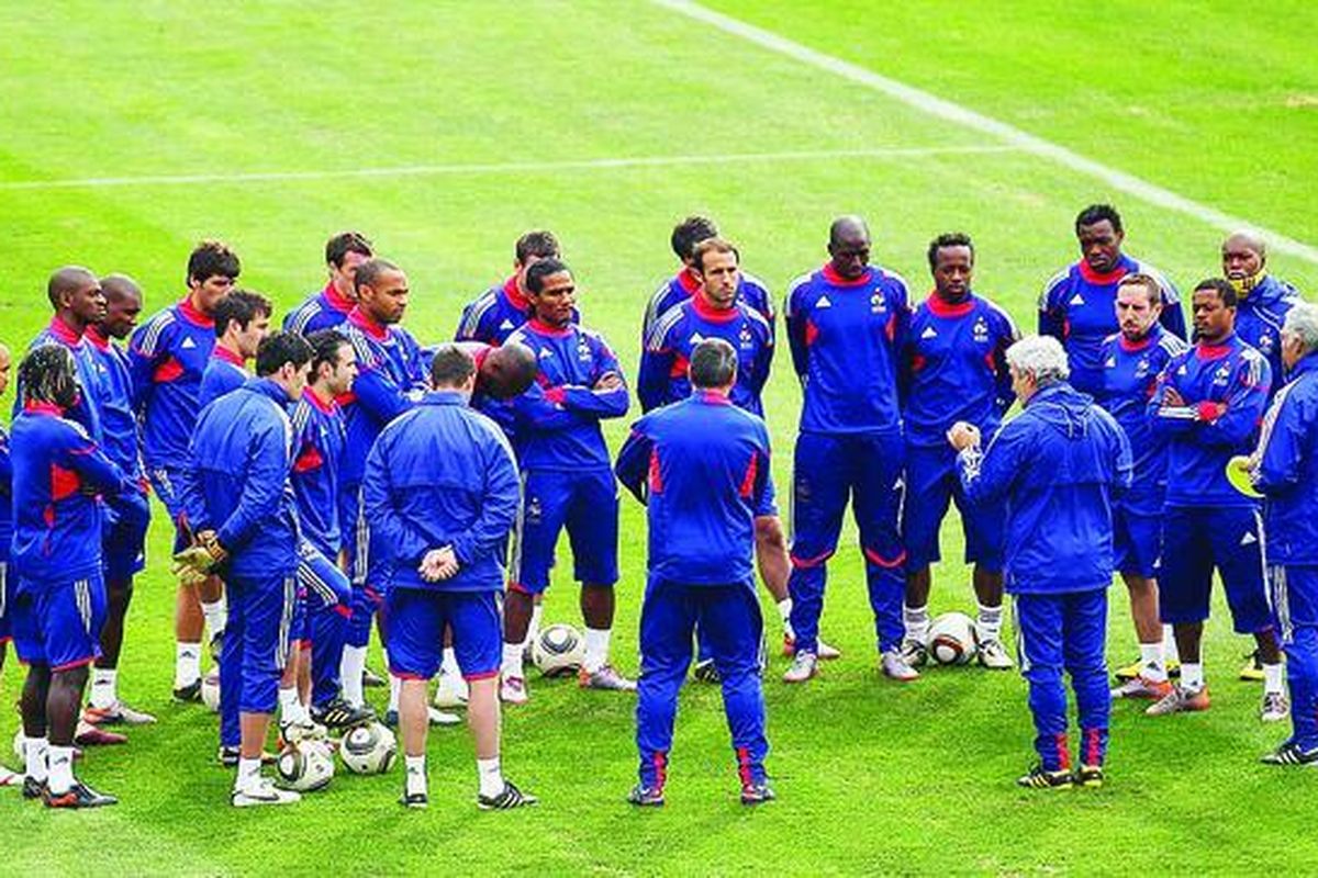Pelatih Perancis Raymond Domenech berbicara kepada para pemainnya pada sesi latihan di Piala Dunia 2010 Afrika Selatan di Pezula Field of Dreams, Senin (21/6), di Knysna, Afrika Selatan. Pada hari Minggu pemain Perancis mogok berlatih karena tidak setuju dengan pemulangan Nicolas Anelka dari arena Piala Dunia.