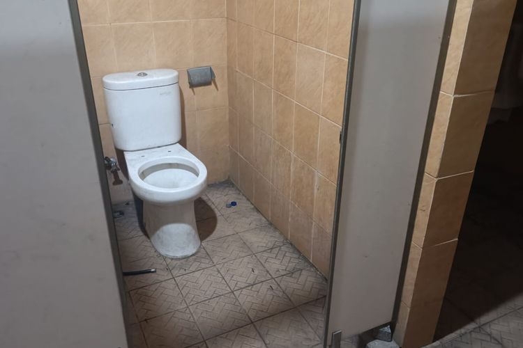 Salah satu bilik toilet pria yang tidak ada pintu penutup dan tidak bisa digunakan di Stadion Patriot Candrabhaga, Kota Bekasi. Tidak hanya itu, beberapa sampah plastik dan puntung rokok juga terlihat ada di lantai toilet, Jumat (27/5/2022). 