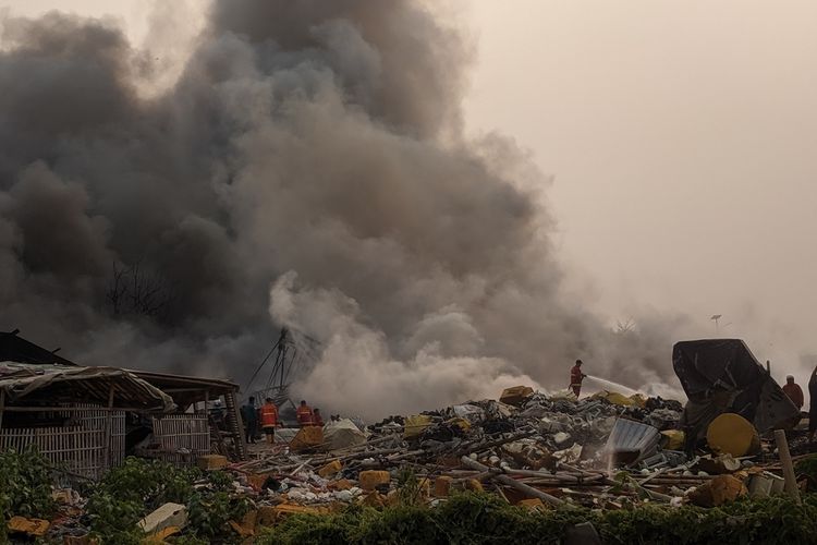 Kebakaran di Pabrik Limbah Plastik di Dekat Bandara Soekarno Hatta