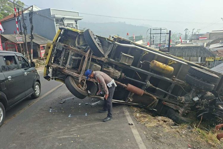 Kecelakaan Beruntun di Tanjakan Ciwidey Bandung, Truk Patah As Mundur Tabrak Mobil dan Motor