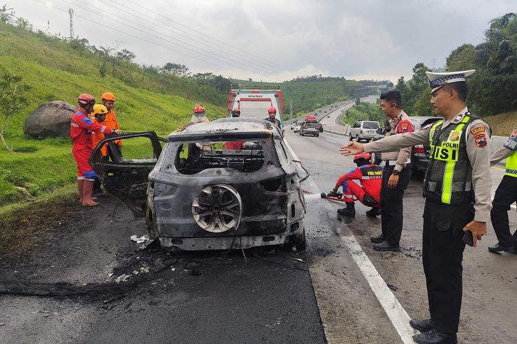 Korsleting saat Melaju, Mobil Terbakar di Tol Semarang-Solo