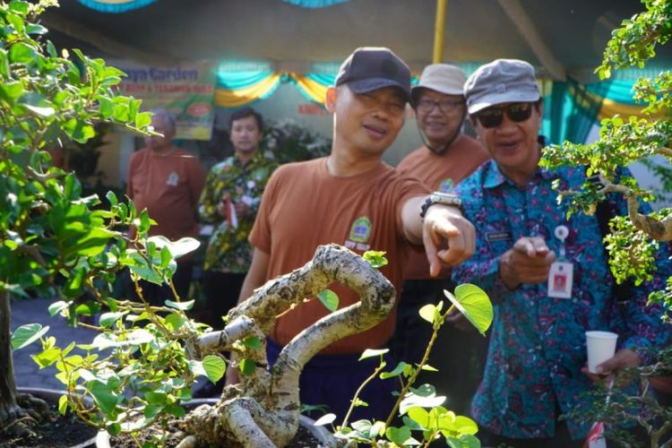 Bupati Gunungkidul Sunaryanta melihat tanaman hias yang dipamerkan dalam pameran tanaman hias dan produk pertanian di komplek Kantor Dinas Pertanian dan Pangan Gunungkidul.