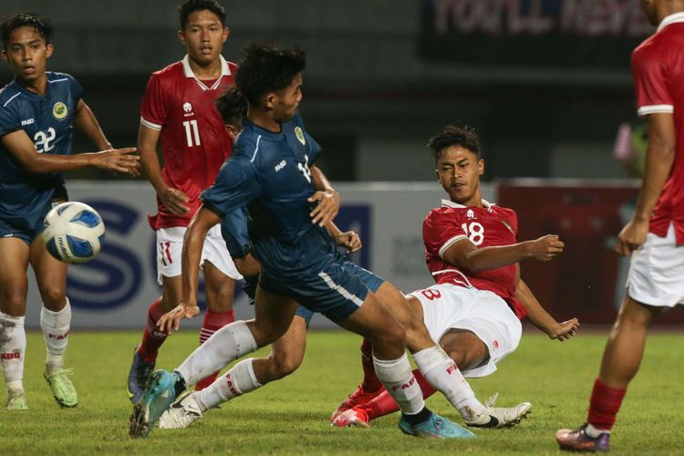 Pemain timnas U19 Indonesia Alfriyanto Nico Saputro berusaha membool gawang Brunei pada laga lanjutan Grup A Piala AFF U19 2022 yang digelar di Stadion Patriot Candrabhaga, Bekasi, Senin (4/7/2022). Indonesia unggul 7-0 atas Brunei.