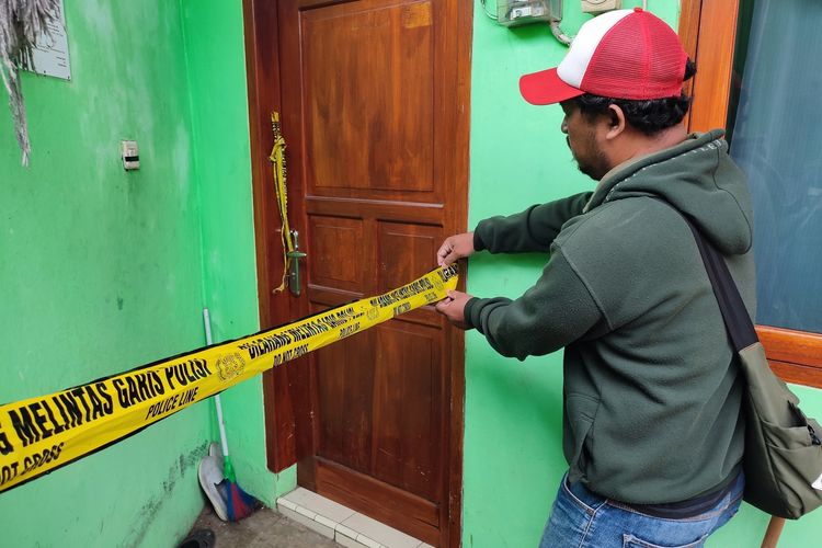 Warga Kuningan menunjukkan Indekos tempat tinggal Gadis, pria yang ditemukan tewas di salah satu indekos di Kelurahan Awirarangan Kecamatan Kuningan Kabupaten Kuningan Jawa Barat, Rabu siang (31/1/2024). Kematian gadis menjadi perhatian banyak pihak. Satreskrim Polres Kuningan melakukan penanganan intensif kasus ini.