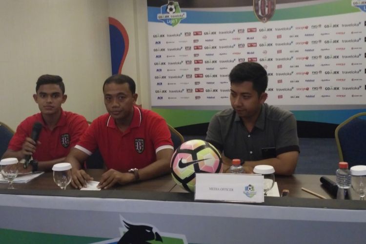 Pelatih Bali United Eko Purjianto (tengah) saat memberikan keterangan pers
