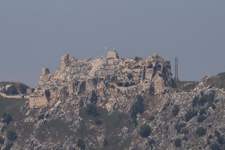 Benteng Beaufort saat difoto dari Marjayoun, Lebanon selatan, 1 Juni 2026. Tampak bendera Israel dipasang di atas kastil.
