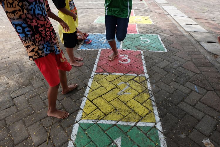 Ilustrasi permainan tradisional engklek. Permainan tradisional ini akan dihadirkna dalam festival di Kota Tua, Jakarta Barat, 12-13 November 2022.