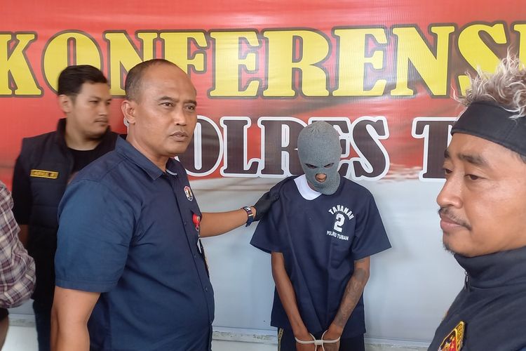 Kasatreskrim Polres Tuban, AKP Rianto menginterogasi AW (32), pelaku pencurian 3 unit komputer di Puskesmas Desa Sumuragung, Kecamatan Palang, Kabupaten Tuban, Jawa Timur. Kamis (25/1/2024).