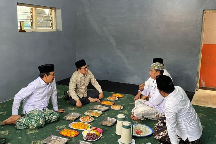 Bakal calon wakil presiden Muhaimin Iskandar didoakan memenangkan suara di wilayah Jember, Jawa Timur, ketika berkunjung ke Pondok Pesantren Raudlatul Ulum, Sumberwringin, Jember, Minggu (29/10/2023).