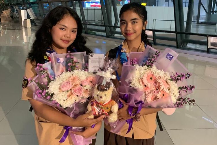 Dua Siswa SMA Labschool Cibubur yang mengikuti Jambore Dunia di Korsel tiba dengan selamat di Bandara Soekarno Hatta, Tangerang, pada Sabtu (12/8/2023) malam.