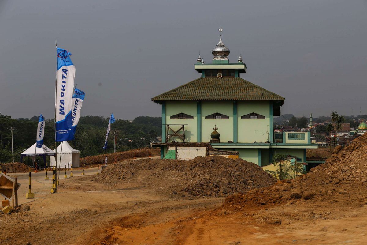 Suasana Masjid Jami Baitul Mustaghfirin di tengah ruas Tol Semarang-Batang, Seksi V Kaliwungu-Krapyak di Kelurahan Beringin, Kecamatan Ngaliyan, Semarang, Jawa Tengah, Minggu (3/6/2018). Masjid berwarna hijau dengan struktur dua lantai itu masih digunakan warga sehari-hari untuk beribadah dan Jalur Tol Batang-Semarang saat ini tengah dipersiapkan sebagai jalur fungsional saat mudik Lebaran 2018.