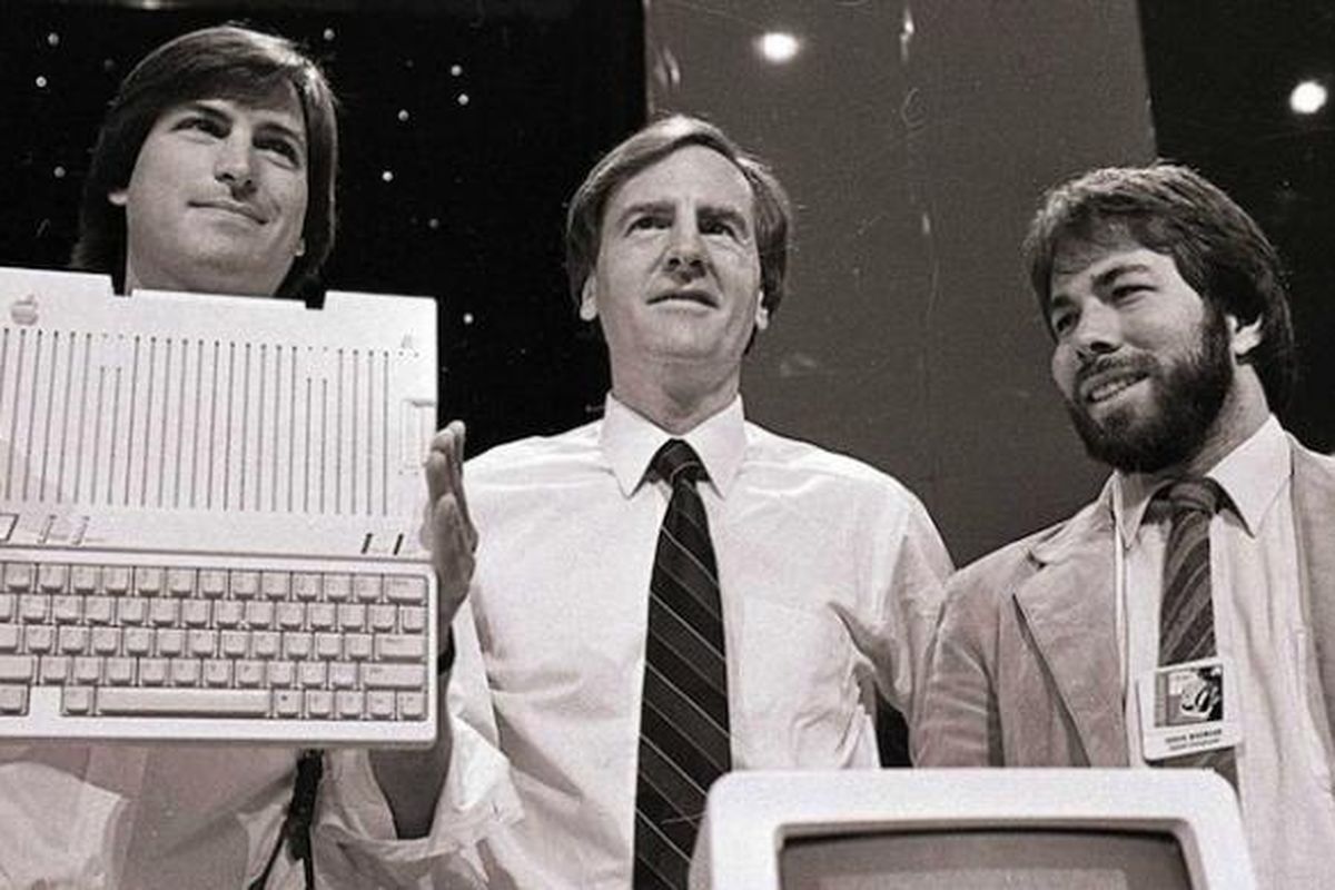 John Sculley (tengah) diapit oleh dua pendiri Apple, Steve Jobs dan Steve Wozniak