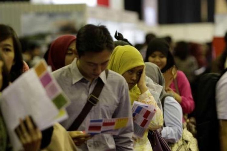 Ribuan pencari kerja mengantre di Kompas Karier Fair 2014 di Balai Kartini, Jakarta, Jumat (22/8/2014). Acara yang berlangsung hingga Sabtu, 23 Agustus ini diikuti oleh 160 perusahaan yang berasal dari berbagai macam bidang mulai dari perbankan, asuransi, konstruksi, media hingga otomotif. 