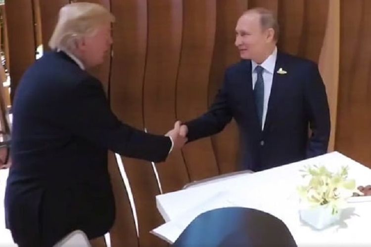 Pertempuan pertama Presiden AS Donald Trump dan Presiden Rusia Vladimir Putin di Hamburg, Jerman, Jumat (7/7/2017).