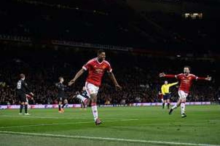 Marcus Rashford merayakan gol Manchester United pada babak 32 besar Liga Europa, Kamis (25/2/2016).