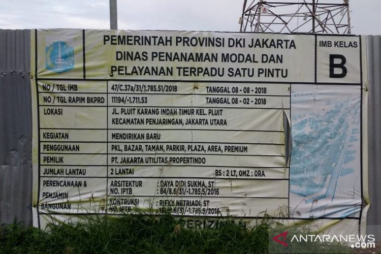 Papan pengumuman proyek di depan lokasi konstruksi yang diduga alihfungsi dari RTH di bantaran Kali Krendang, Jalan Pluit Kali Karang Indah Timur, Pluit, Penjaringan, Jakarta Utara, Senin (3/2/2020).
