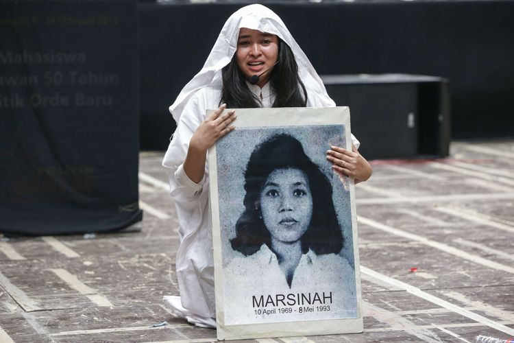 Aksi teatrikan bercerita tentang Marsinah memeriahkan May Day Fiesta dalam rangka memperingati Hari Buruh Internasional di Istora Senayan Jakarta, Senin (1/5/2023). Ribuan buruh turun ke jalan menyampaikan aspirasinya.