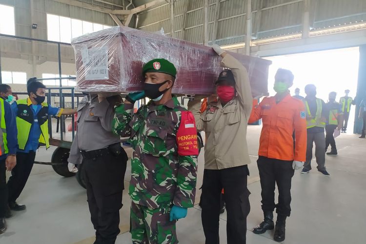 Jenazah korban jatuhnya pesawat Sriwijaya Air SJ 182 tiba di Pangkalpinang, Selasa (19/1/2021).