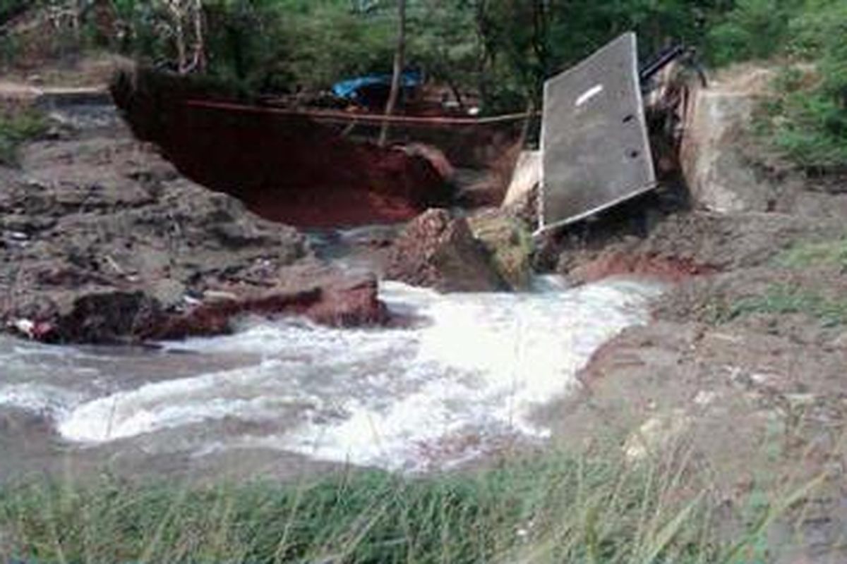 Pintu Air Kali Buaran jebol sejak Rabu (31/8/2011) malam. Foto diambil Kamis (1/9/2011) pagi. Akibatnya, pasokan air baku dari Kalimalang ke instalasi Pulogadung dan Pejompongan terganggu.