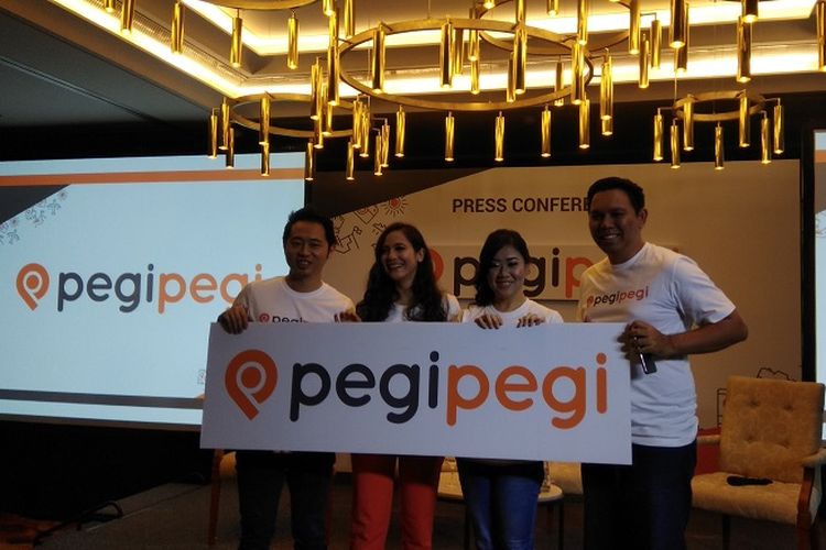 Deputi Chief Executive Officer Pegipegi, Ryan Kartawidjaja; Brand Ambassador Pegipegi, Pevita Pearce; Marketing Manager Pegipegi, Evlin Winter; dan Sales Manager Pegipegi, Humutur di acara launching Logo Baru dan Brand Ambassador di Jakarta, Selasa (5/12/2017).