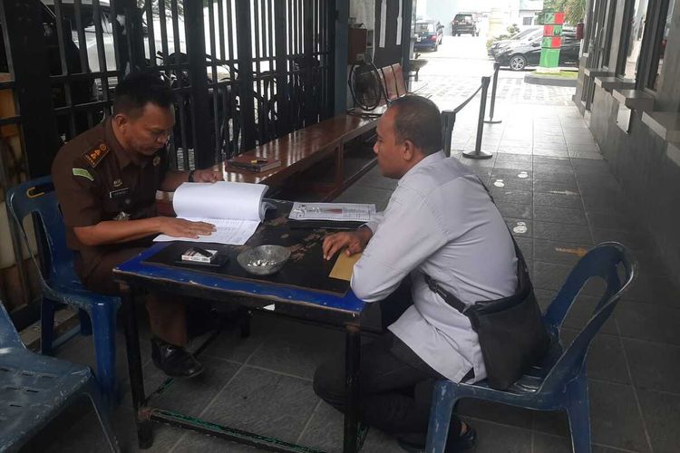 Penyidik Polsek Banda Sakti, Kota Lhokseumawe, Provinsi Aceh melimpahkan berkas penyidikan kasus Calo PNS berinisial AF (54) pada Kamis (4/8/2022).