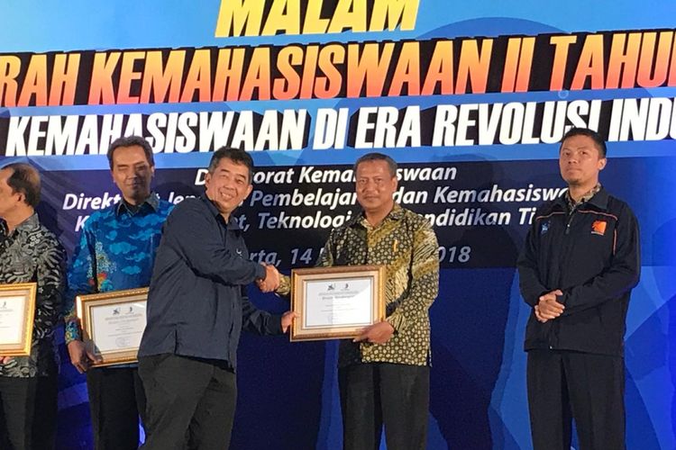 Politeknik Elektronik Nasional Surabaya mendapatkan 3 penghargaan Menristekdikti untuk kategori Bidang Kemahasiswaan Kategori Perguruan Tinggi Vokasi. pada Malam Penganugerahan Bidang Kemahasiswaan (14/12/2018)