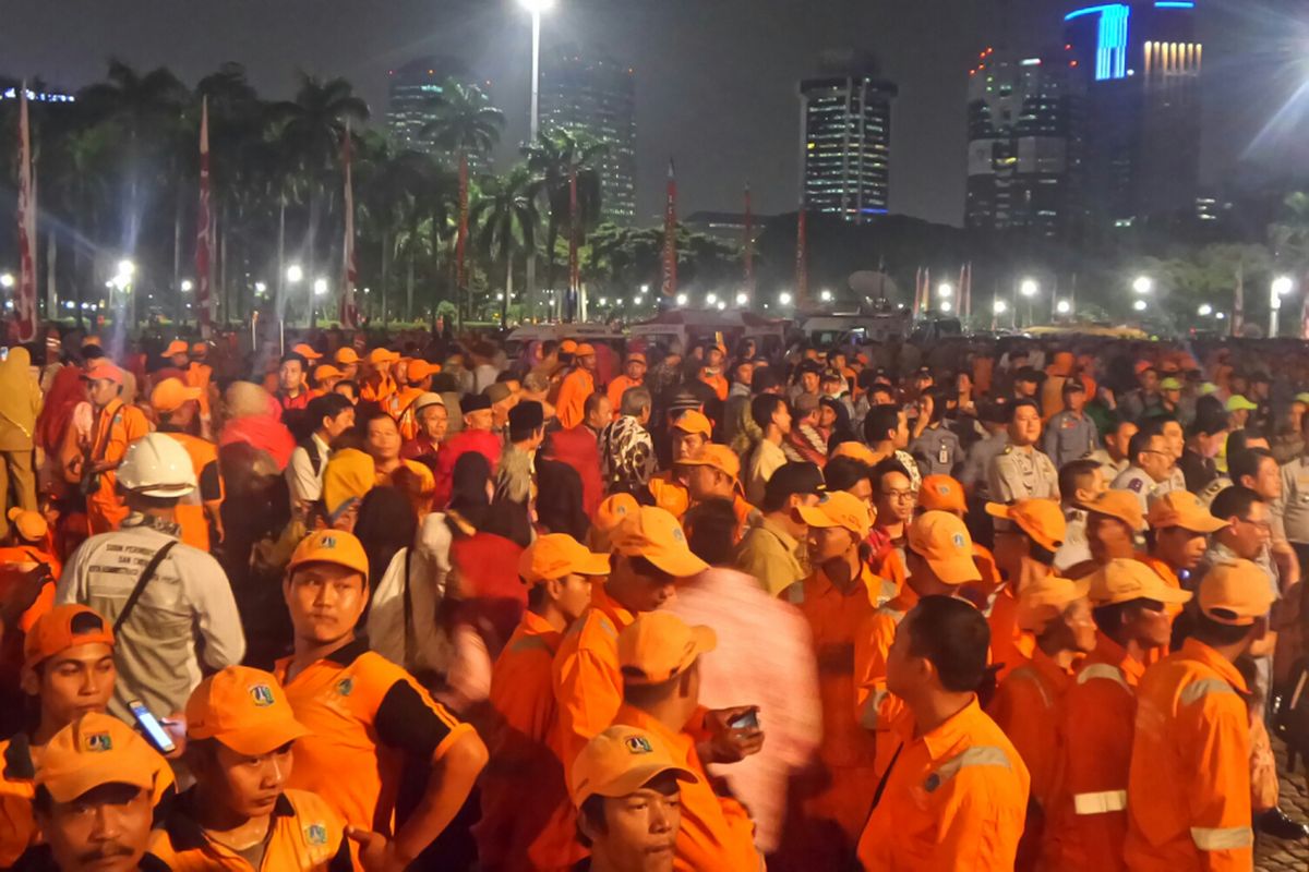 Pasukan oranye berkumpul di Monas untuk melihat peresmian 100 RPTRA, Selasa (10/10/2017) malam. 