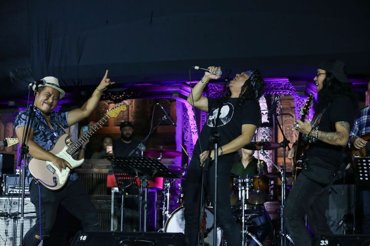 Musisi Dian Dipa Chandra alias Candil tampil dalam acara Gitaris untuk Negeri: Donasi Gempa Cianjur di Bentara Budaya Jakarta, Rabu (7/12/2022). Sebanyak 59 musisi menyajikan musik kolaborasi di atas panggung konser amal untuk korban gempa Cianjur secara sukarela.