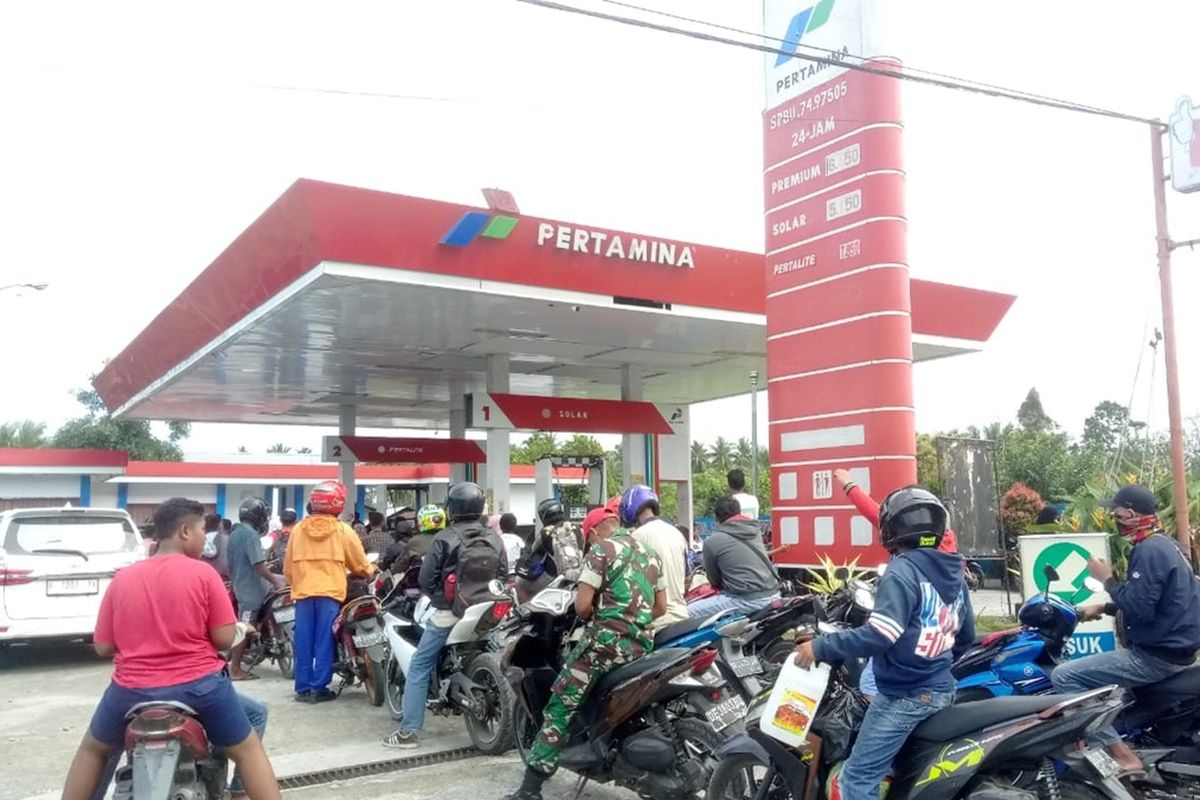 Ratusan pengendara sepeda motor dan sopir mengantre di SPBU di Desa Waipirit, Kecamatan Kairatu, Kabupaten Seram Bagian Barat, Maluku  untuk membeli BBM, Jumat (27/9/2019). Banyak dari warga yang datang ikut membawa jerigen