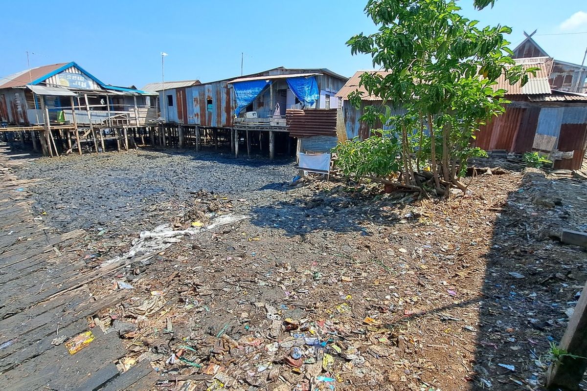 Penampakan Kampung Nelayan di Makasaar yang dibersihkan oleh Pandawara Group, Minggu (22/10/2023)