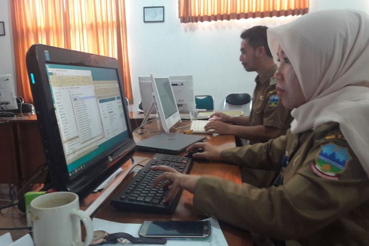 Tim verifikator Badan Kepegawaian dan Diklat (BKD) Kabupaten Garut tengah memeriksa berkas pelamar CPNS Garut, Selasa (3/12/2019)