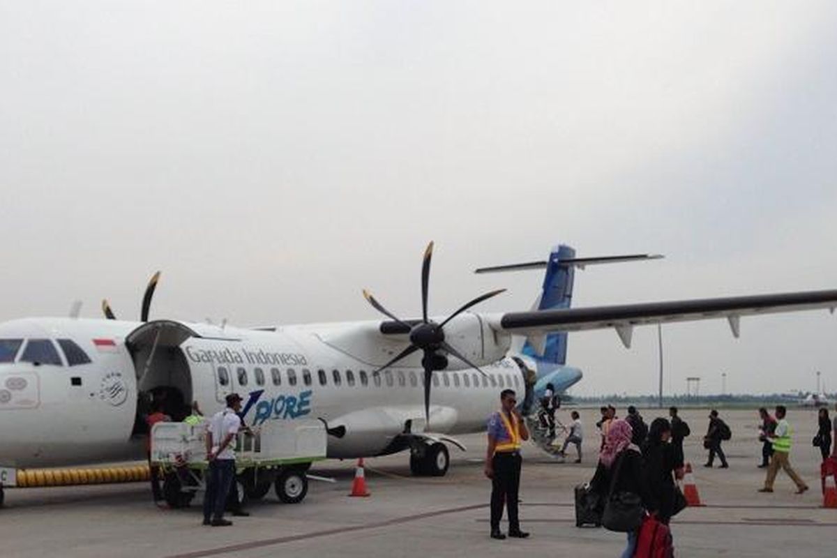 Pesawat jenis ATR 72-600 berkapasitas 70 penumpang milik maskapai penerbangan Garuda Indonesia berada di Bandara Silangit, Siborong-Borong, Kabupaten Tapanuli Utara, Sumatera Utara, Jumat (19/8/2016). Garuda Indonesia melayani penerbangan Bandara Kualanamu, Medan - Bandara Silangit, Siborong-Borong sekali setiap hari selama seminggu.