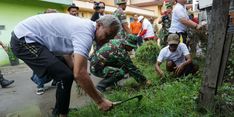 Ganjar dan Ratusan PKL Bersih-bersih Sungai di Demak