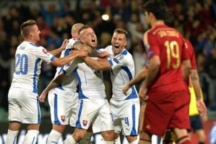 Para pemain Slovakia merayakan gol ke gawang Spanyol pada laga Kualifikasi Piala Eropa 2016 Grup C di Stadion Pod Dubnom, Zilina, Kamis (9/10/2014).