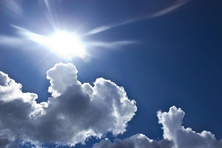 BMKG memperkirakan suhu panas ekstrem hingga 35°C di beberapa kota Indonesia hari ini. Simak daftar lengkap wilayah terdampak dan kondisi cuacanya.