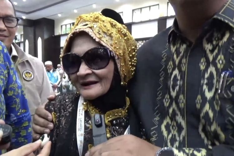 Nenek Jumairah Ikon Global Haji 2026 Tiba di Tanah Air, Tampil Pakai Busana 