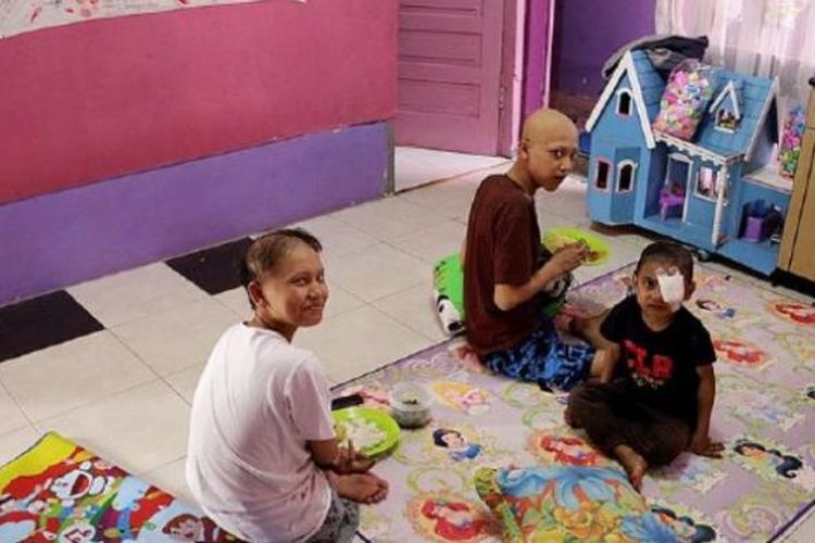 Tiga anak dengan kanker saat berada di rumah singgah Komunitas Peduli Anak dengan Kanker (C-FOUR) Aceh, Rabu (1/2), di Banda Aceh, Aceh. Di rumah singgah itu, anak dengan kanker didampingi agar tetap semangat menjalani pengobatan. Sejak 2014 hingga 2017, sebanyak 70 anak dengan kanker didampingi oleh C-FOUR.