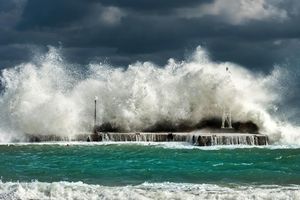 Peringatan Dini BMKG Terkait Siklon Tropis Grant: Potensi Gelombang Tinggi Ancam Sejumlah Perairan