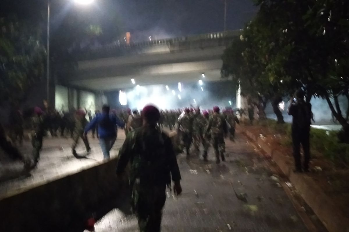 Puluhan pasukan marinir masuk ke dalam kerumunan Mahasiswa di Senayan, Selasa (24/9/2019)