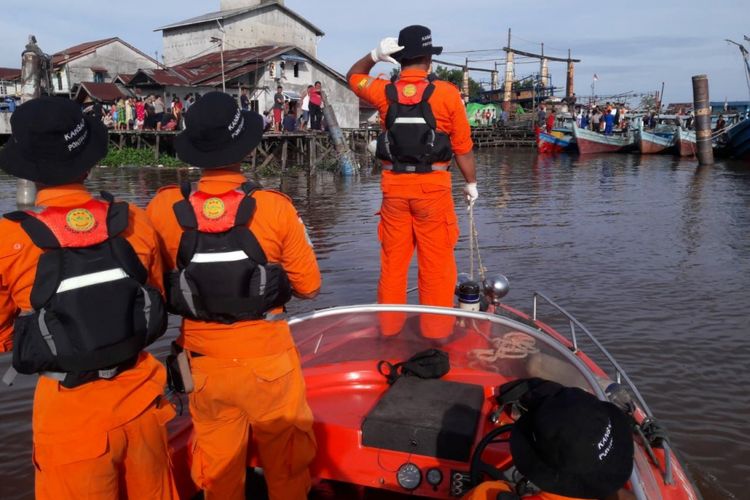 Petugas SAR gabungan saat melakukan pencarian terhadap korban di Sungai Kapuas, Pontianak (25/5/2018)